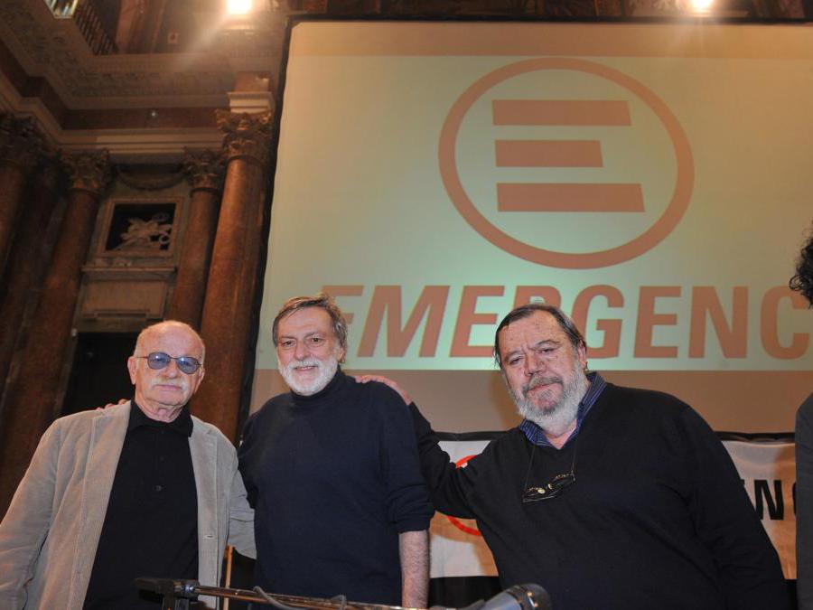 Il fondatore dell'organizzazione umanitaria Emergency, Gino Strada, con Gino Paoli (S) e Gianni Mura (D) durante la presentazione della rivista della ong 'E: il mensile',  15 marzo 2011 a Genova. ANSA/LUCA ZENNARO