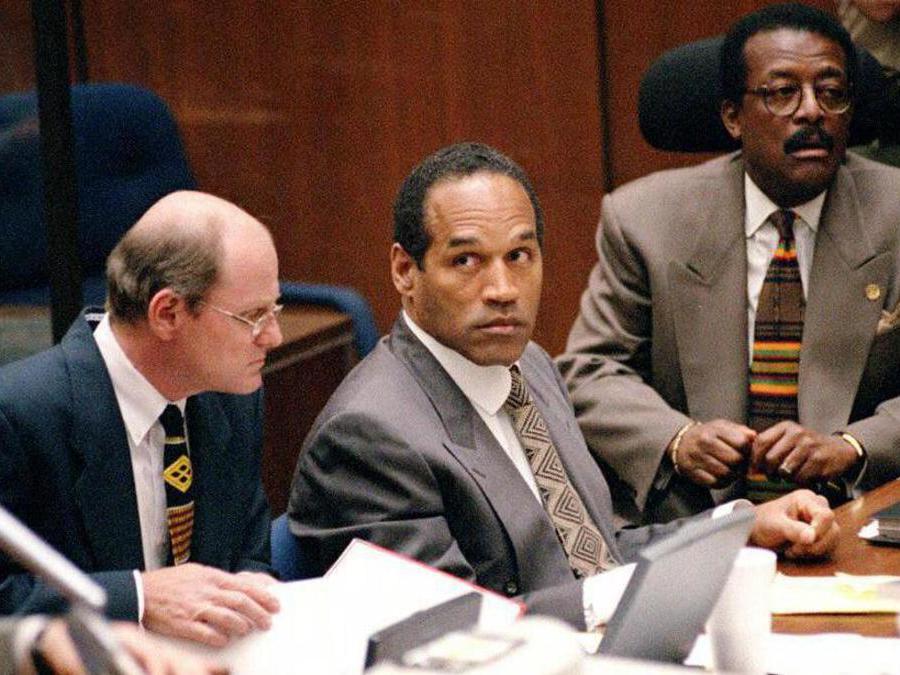 OJ SIMPSON DURANTE IL PROCESSO IN CUI E' IMPUTATO DI DUPLICE OMICIDIO, CON I SUOI AVVOCATI DIFENSORI JOHNNIE COCHRAN JR (D) E ROBERT BLASIER (S)