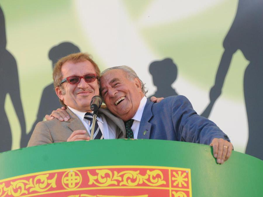 Il Ministro degli Interni Roberto Maroni con l'ex sindaco-sceriffo di Treviso Giancarlo Gentilini. (Ansa / Andrea Merola)