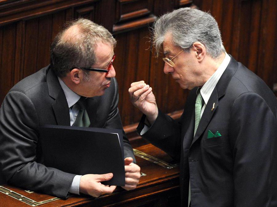 Umberto Bossi con  Roberto Maroni in un'immagine del 4 maggio 2011. (Ansa / Claudio Onorati) 