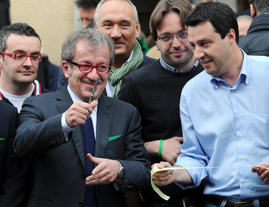 Roberto Maroni taglia il nastro accanto a Matteo Salvini durante l'inaugurazione della nuova sede della Lega Nord in via Jacopino da Tradate, nella zona nord di Milano. ANSA/DANIEL DAL ZENNARO