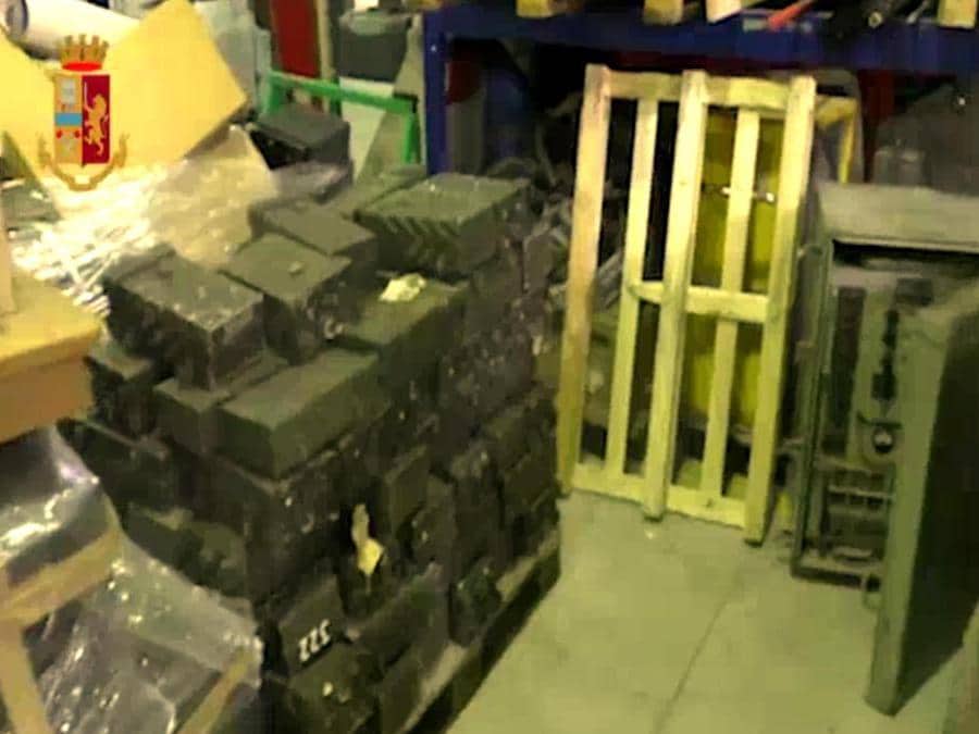 Un fermo immagine tratto da un video della polizia mostra il materiale sequestrato durante un'operazione dei poliziotti del Servizio Antiterrorismo dellUCIGOS e della Digos di Torino sulle attività di alcuni combattenti italiani con ideologie oltranziste evidenziatisi in passato per aver preso parte al conflitto armato nella regione ucraina del Donbass, (Ansa/Polizia)