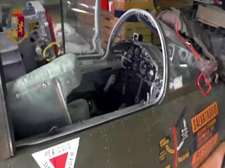Un fermo immagine tratto da un video della polizia mostra il materiale sequestrato durante un'operazione dei poliziotti del Servizio Antiterrorismo dellUCIGOS e della Digos di Torino sulle attività di alcuni combattenti italiani con ideologie oltranziste evidenziatisi in passato per aver preso parte al conflitto armato nella regione ucraina del Donbass, (Ansa/Polizia)