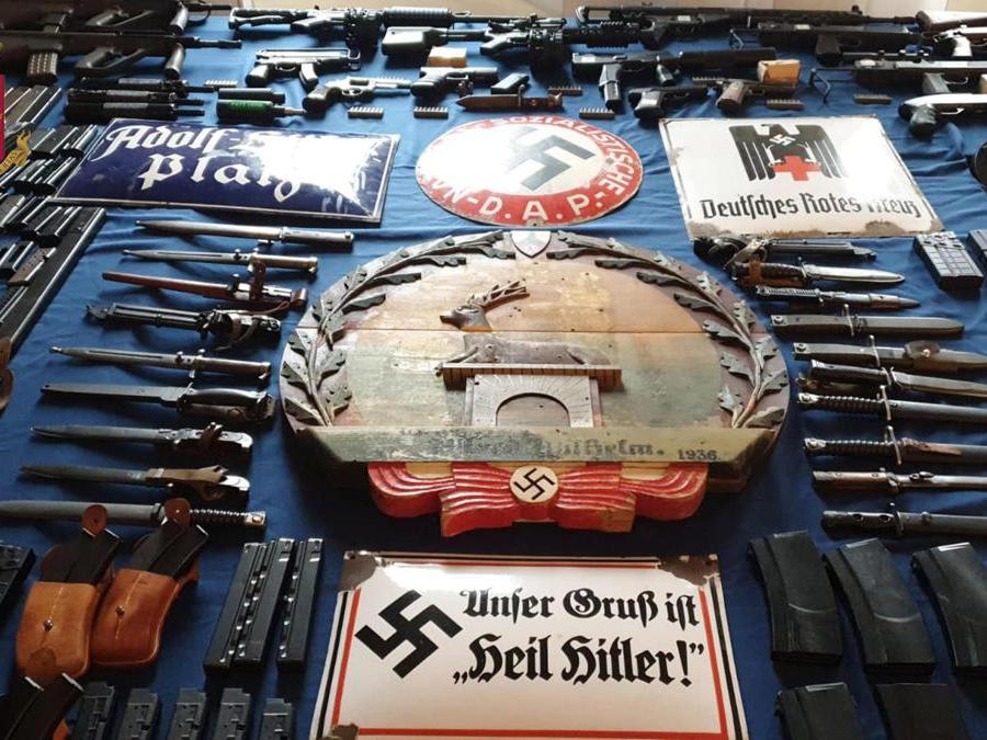 Il materiale sequestrato durante un'operazione dei poliziotti del Servizio Antiterrorismo dellUCIGOS e della Digos di Torino sulle attività di alcuni combattenti italiani con ideologie oltranziste evidenziatisi in passato per aver preso parte al conflitto armato nella regione ucraina del Donbass,(Ansa/Polizia)