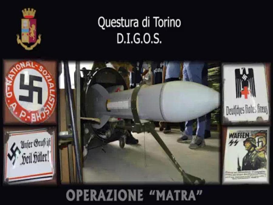 Un fermo immagine tratto da un video della polizia mostra il materiale sequestrato durante un'operazione dei poliziotti del Servizio Antiterrorismo dellUCIGOS e della Digos di Torino sulle attività di alcuni combattenti italiani con ideologie oltranziste evidenziatisi in passato per aver preso parte al conflitto armato nella regione ucraina del Donbass, (Ansa/Polizia)