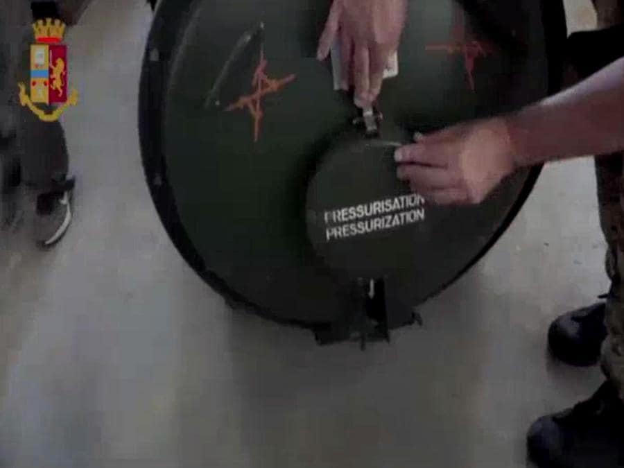 Un fermo immagine tratto da un video della polizia mostra il materiale sequestrato durante un'operazione dei poliziotti del Servizio Antiterrorismo dellUCIGOS e della Digos di Torino sulle attività di alcuni combattenti italiani con ideologie oltranziste evidenziatisi in passato per aver preso parte al conflitto armato nella regione ucraina del Donbass, (Ansa/Polizia)