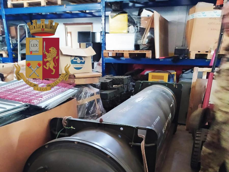 Il missile aria-aria perfettamente funzionate tra le armi sequestrate dall'Antiterrorismo della Polizia nell'ambito dell'inchiesta contro un gruppo di presunti estremisti di destra con ideologie oltranziste che in passato avrebbero combattuto nel Donbass, in Ucraina (Ansa/Polizia)