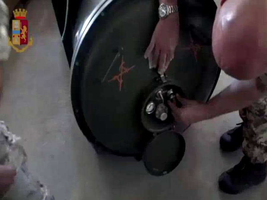 Un fermo immagine tratto da un video della polizia mostra il materiale sequestrato durante un'operazione dei poliziotti del Servizio Antiterrorismo dellUCIGOS e della Digos di Torino sulle attività di alcuni combattenti italiani con ideologie oltranziste evidenziatisi in passato per aver preso parte al conflitto armato nella regione ucraina del Donbass, (Ansa/Polizia)