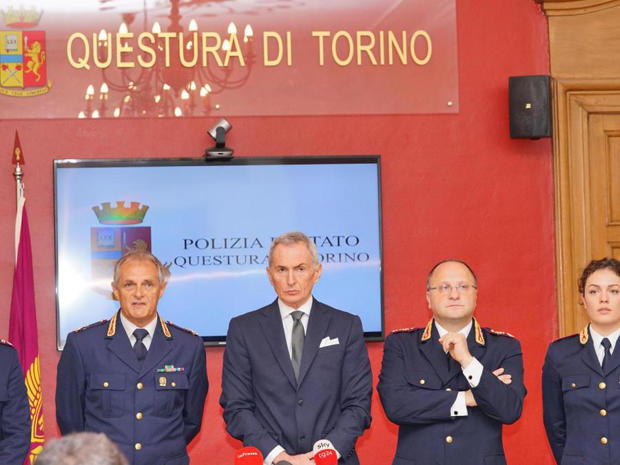 Da sinistra Eugenio Spina dirigente Ucigos, il questore di Torino Giuseppe De Matteis e il dirigente della Digos di Torino, Carlo Ambra Polizia Digos Questura, prima della conferenza stampa sugli arresti ed il sequestro di un arsenale dell'operazione del Servizio Antiterrorismo dell'Ucigos e della Digos di Torino (Ansa)
