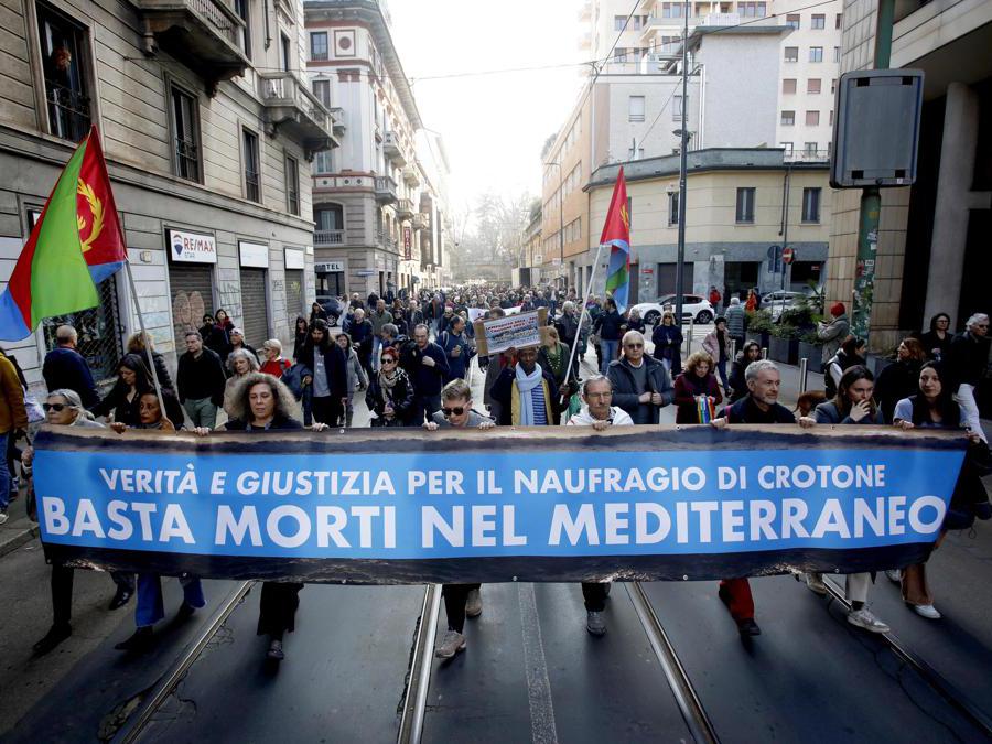 Milano. Il corteo 'La strage di migranti a Cutro è una strage di stato!' organizzata da Le compagne e i compagni del Csa Vittoria a Milano, 04 marzo 2023 (Ansa/Mourad Balti Touati)