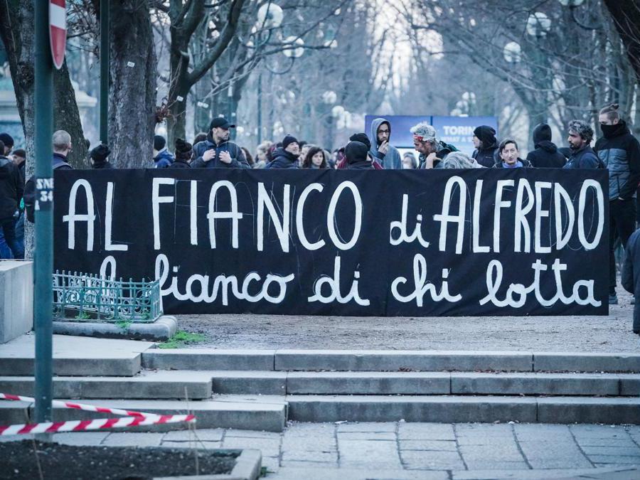 Torino. Manifestazione corteo anarchici internazionali per solidarietà ad Alfredo Cospito e contro il 41 bis (Ansa/Tino Romano)