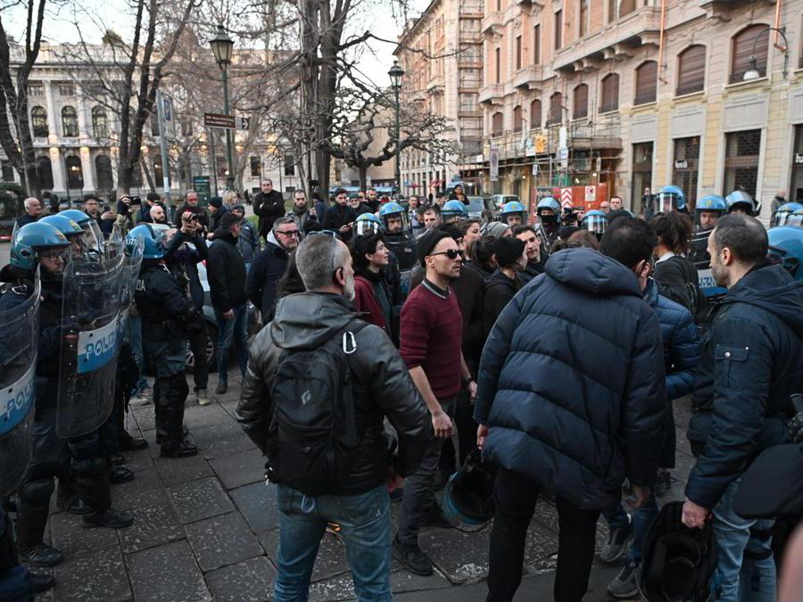 Torino. Manifestazione corteo anarchici internazionali per solidarietà ad Alfredo Cospito e contro il 41 bis (Ansa/Alessandro Di Marco)