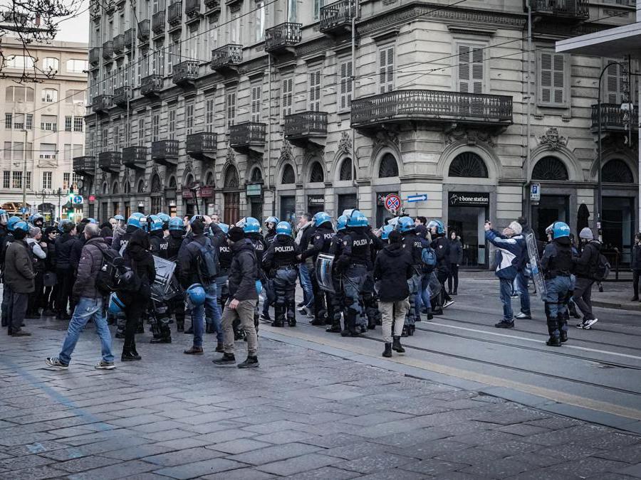 Torino. Manifestazione corteo anarchici internazionali per solidarietà ad Alfredo Cospito e contro il 41 bis (Ansa/Tino Romano)