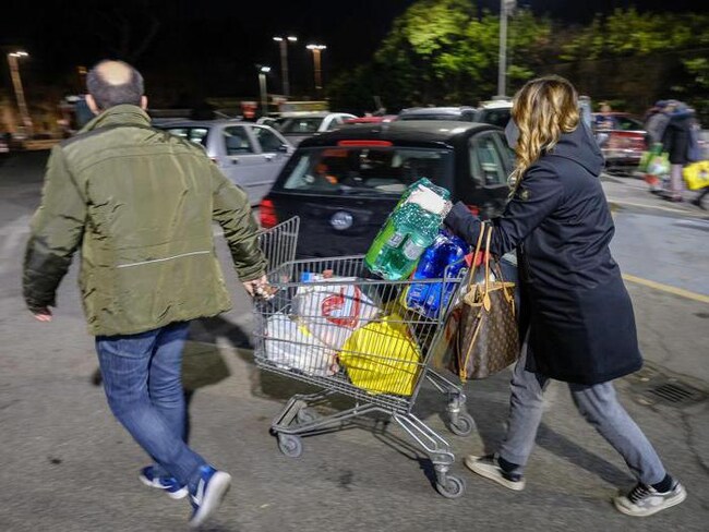 Coronavirus, la corsa ai supermercati