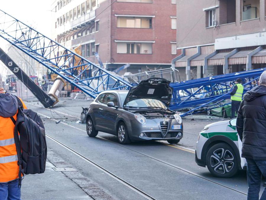 Crollo di una gru in via Genova, due morti tra gli operai, 18 dicembre 2021. ANSA/JESSICA PASQUALON