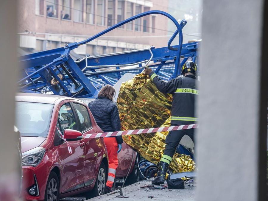 Crollo di una gru in via Genova, un morto tra gli operai, 18 dicembre 2021. ANSA/JESSICA PASQUALON