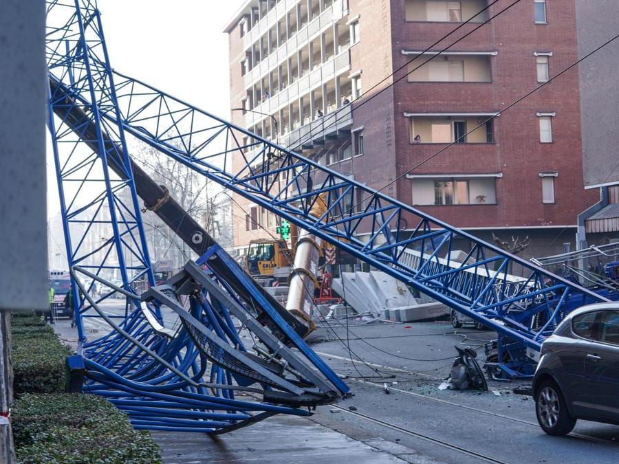 Crollo di una gru in via Genova, due morti tra gli operai, 18 dicembre 2021. ANSA/JESSICA PASQUALON