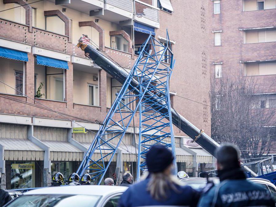 Crollo di una gru in via Genova, un morto tra gli operai, 18 dicembre 2021. ANSA/JESSICA PASQUALON