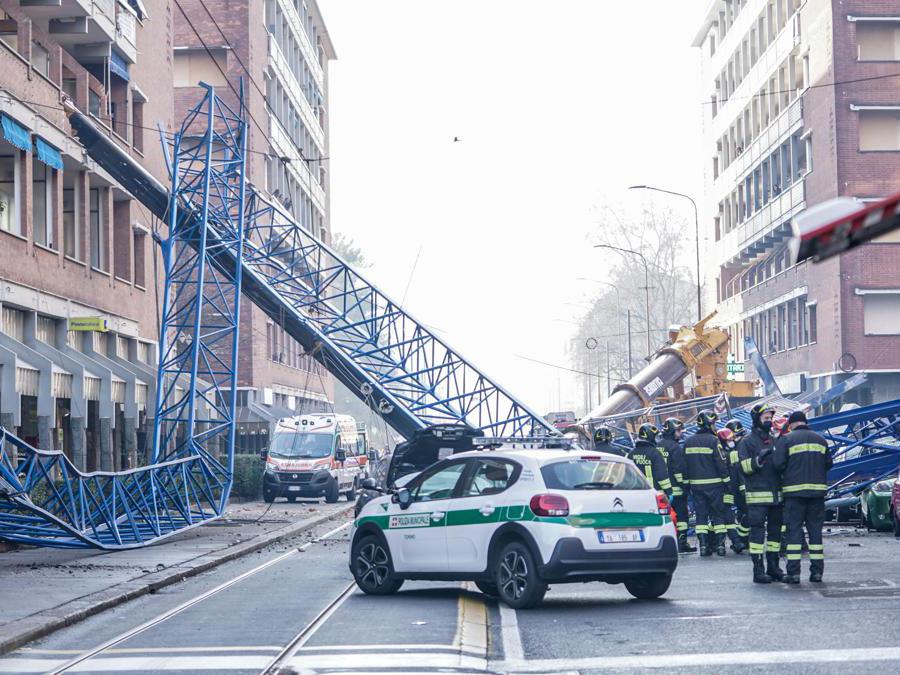 Crollo di una gru in via Genova, un morto tra gli operai, 18 dicembre 2021. ANSA/JESSICA PASQUALON