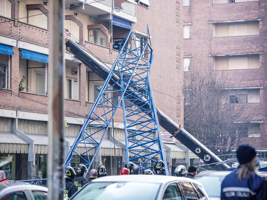Crollo di una gru in via Genova, un morto tra gli operai, 18 dicembre 2021. ANSA/JESSICA PASQUALON