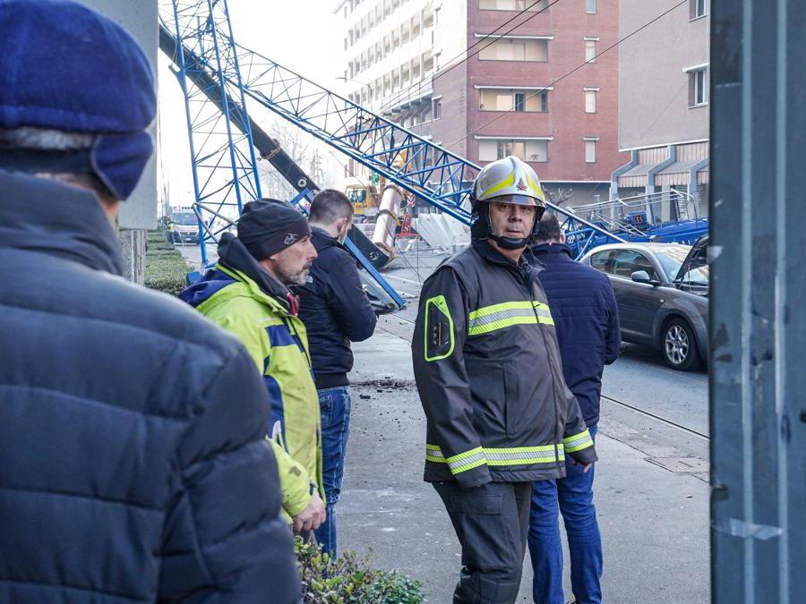 Crollo di una gru in via Genova, due morti tra gli operai, 18 dicembre 2021. ANSA/JESSICA PASQUALON