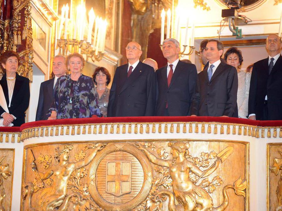 Il presidente della Repubblica, Giorgio Napolitano, all'inaugurazione del Teatro San Carlo di Napoli nel gennaio 2010 (Ansa/Ciro Fusco)