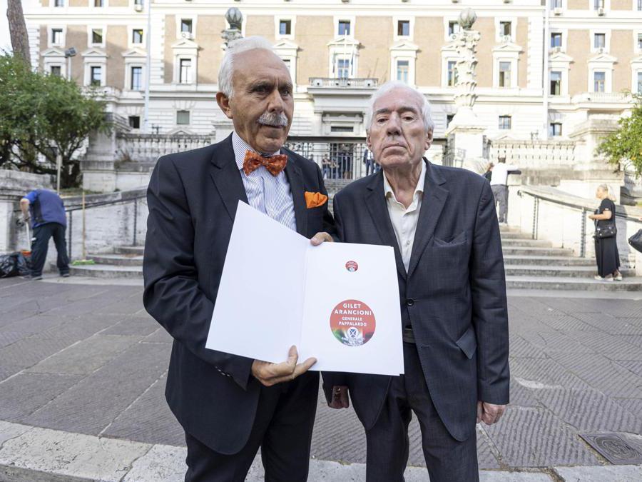 Antonio Pappalardo e Angelo Presutti in fila per depositare il simbolo del partito ( ANSA/MASSIMO PERCOSSI)