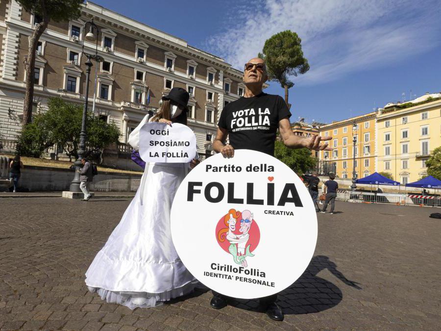 Giuseppe Cirillo in fila per depositare il simbolo del partito (ANSA/MASSIMO PERCOSSI)