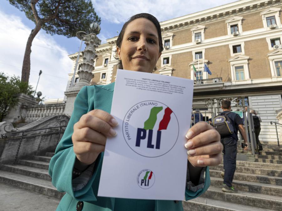 Giulia Pantaleo in fila per depositare il simbolo del partito Pli (ANSA/MASSIMO PERCOSSI)