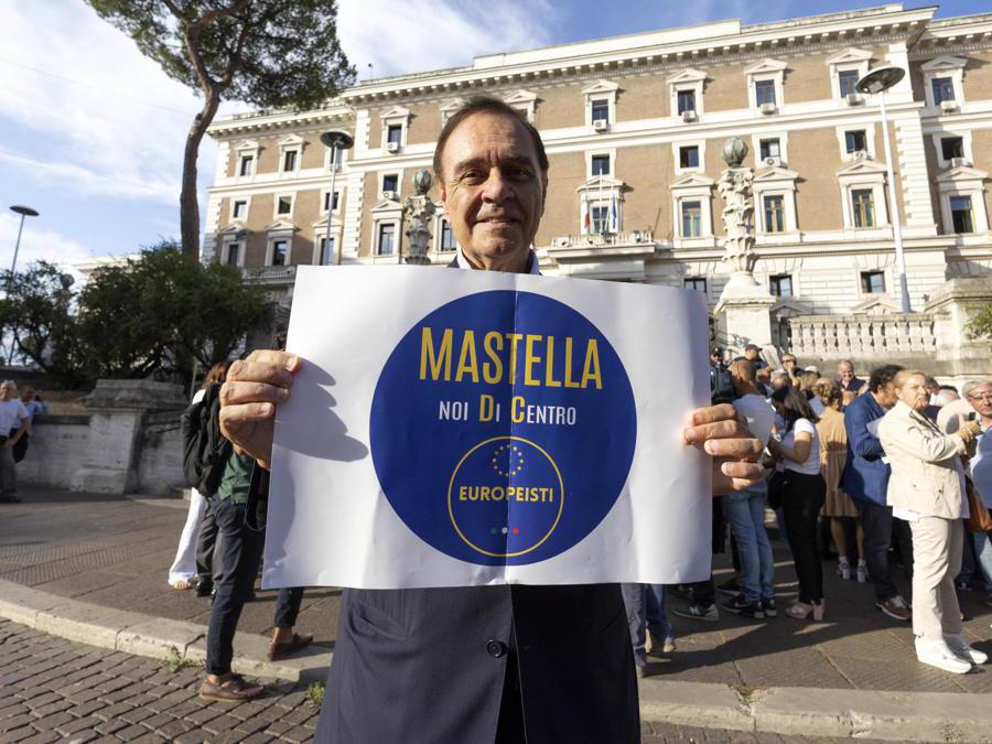 Clemente Mastella in fila per depositare il simbolo del partito (ANSA/MASSIMO PERCOSSI)