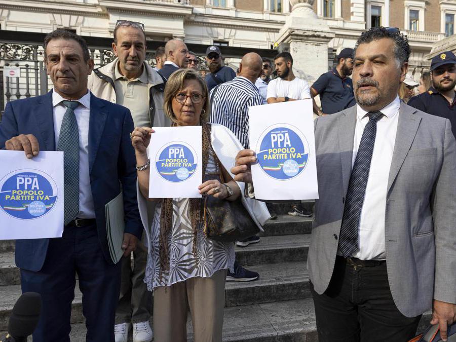 Iuliano Lucio, Nicoletta Ladisa e Vittorio Bocceri in fila per depositare il simbolo del partito (ANSA/MASSIMO PERCOSSI)