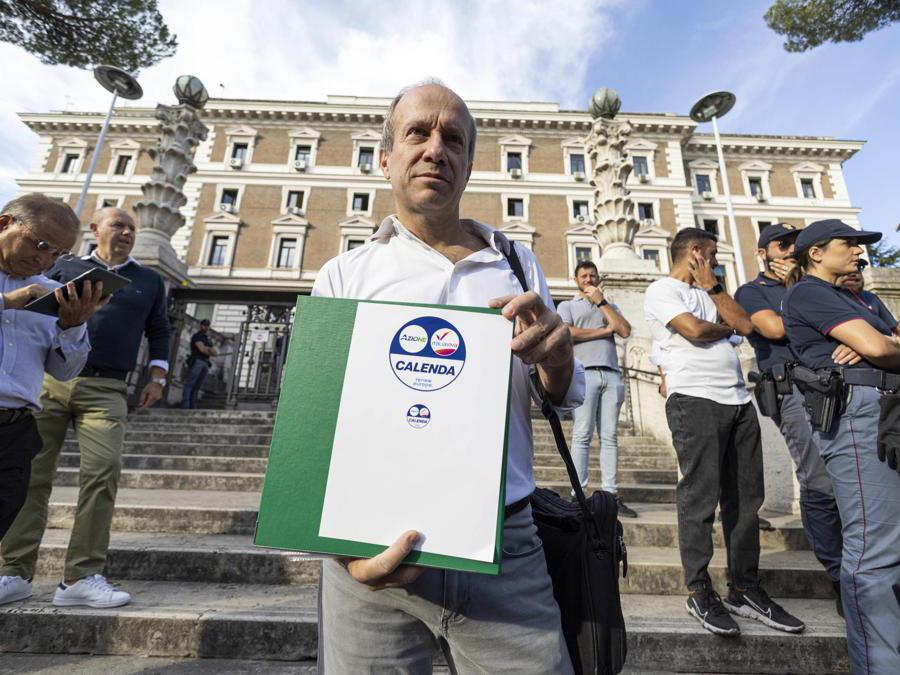 Andrea Mazziotti in fila per depositare il simbolo del partito (ANSA/MASSIMO PERCOSSI)
