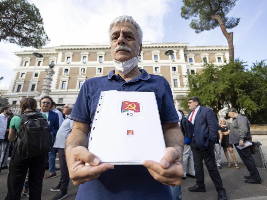 Edoardo Castellucci in fila per depositare il simbolo del partito (ANSA/MASSIMO PERCOSSI)
