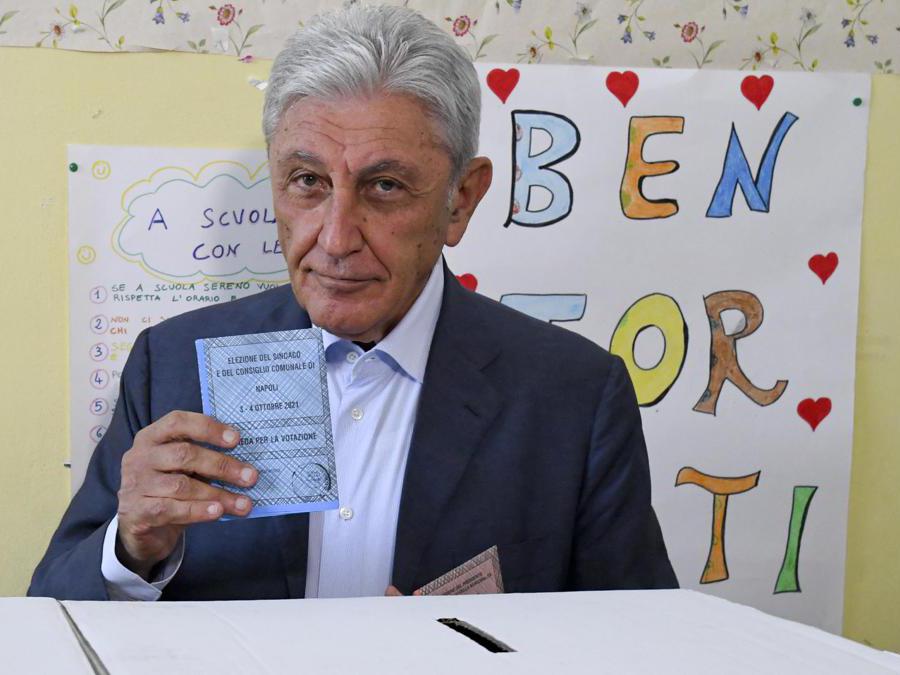 Napoli, Antonio Bassolino.  (Ansa / Ciro Fusco) 