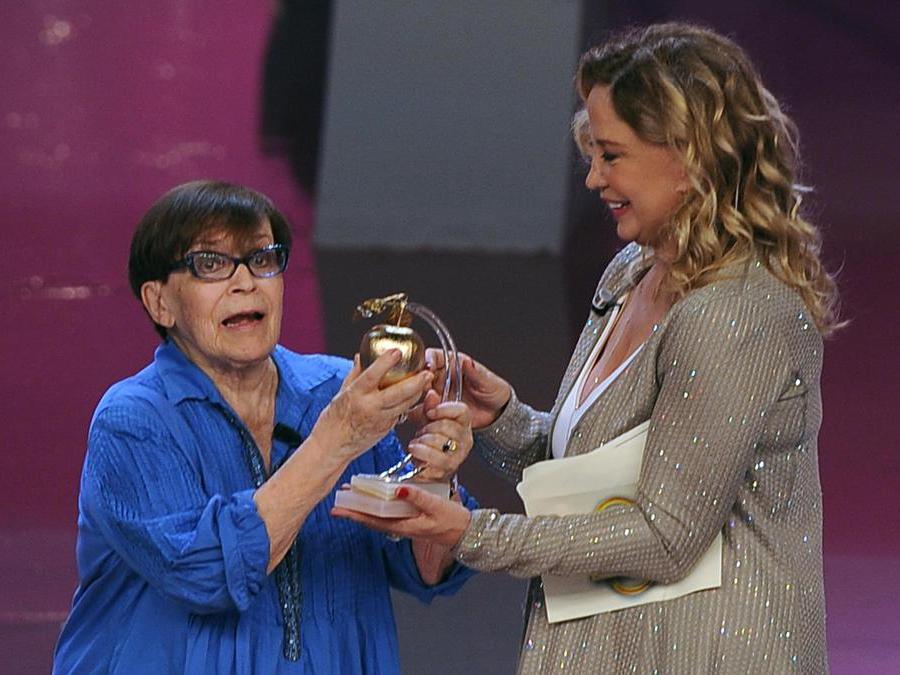 Franca Valeri   vincitrice nella categora attrici, premiata da Simona Izzo nel 2013, con la Mela d'Oro (Ansa/  Maurizio Brambatti)