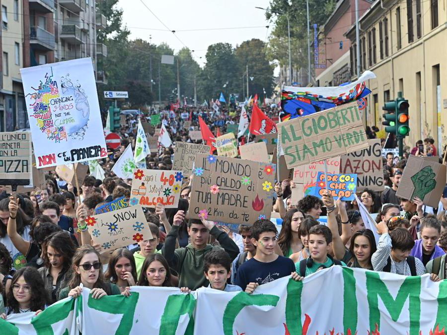 Fridays For Future, Le Immagini Dei Ragazzi In Piazza A Difesa Del ...