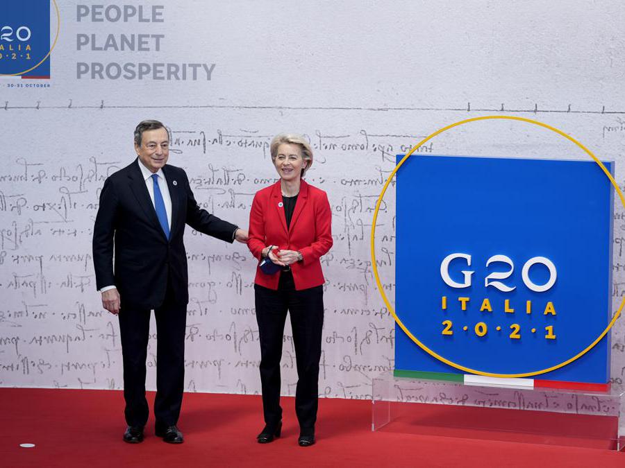 Il Presidente della Commissione European Ursula von der Leyen con Mario Draghi (AP Photo/Domenico Stinellis)