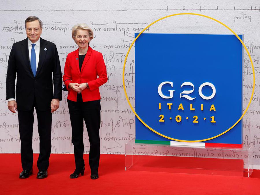 La Presidente della Commissione Europea  Ursula von der Leyen con Mario Draghi  REUTERS/Guglielmo Mangiapane