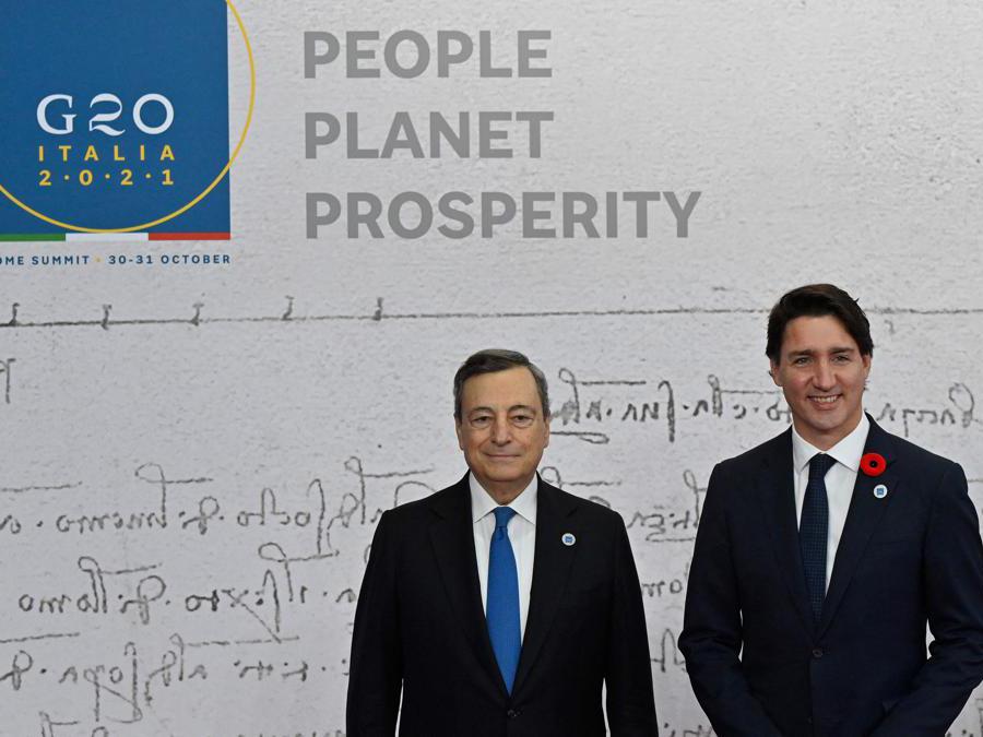  Mario Draghi con il Primo Ministro canadese Justin Trudeau  (Photo by Alberto PIZZOLI / AFP)
