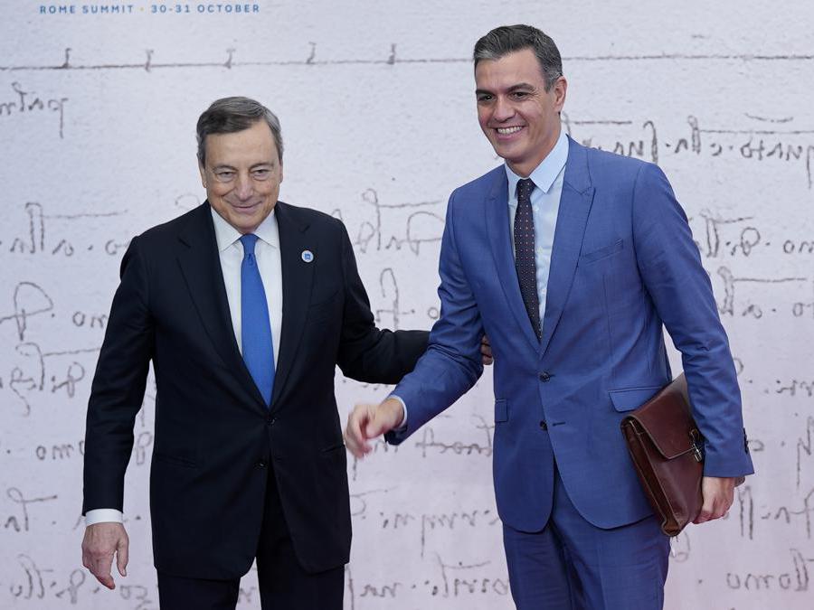 Il Primo Ministro spagnolo  Pedro Sanchez con Mario Draghi. (AP Photo/Domenico Stinellis)