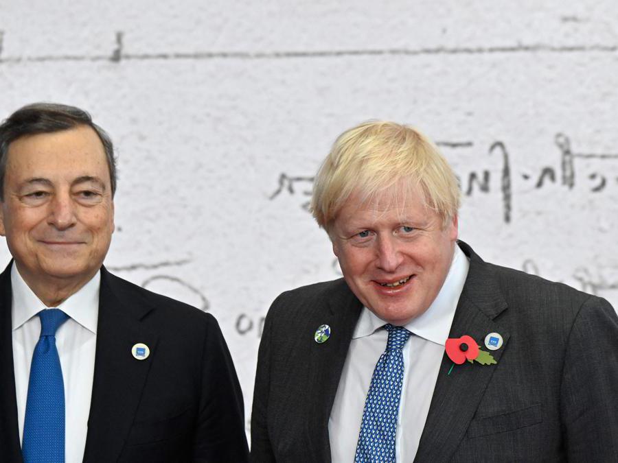 Mario Draghi con il Primo Ministro inglese  Boris Johnson (Photo by Alberto PIZZOLI / AFP)