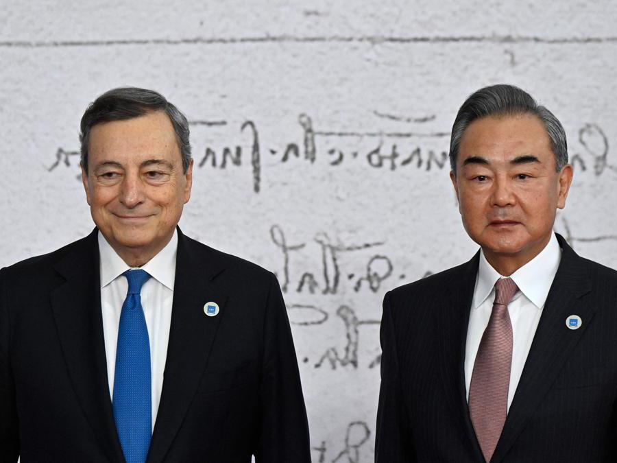  Mario Draghi con il Ministro degli Esteri cinese Wang Yi (Photo by Alberto PIZZOLI / AFP)