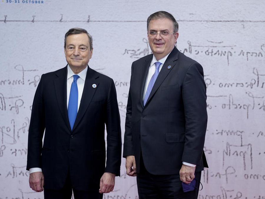Il Ministro degli Esteri messicano Marcelo Ebrard con Mario Draghi (AP Photo/Domenico Stinellis)