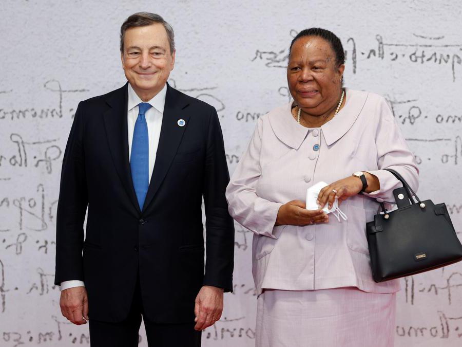Il Ministro sudafricano delle Relazioni e Cooprazioni internazionali  Naledi Pandor con Mario Draghi . REUTERS/Guglielmo Mangiapane