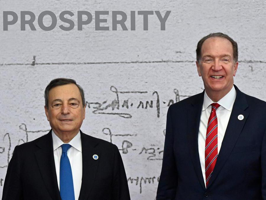 Mario Draghi con il Presidente Presidentdel Gruppo Banca Mondiale, David Malpas (Photo by Alberto PIZZOLI / AFP)