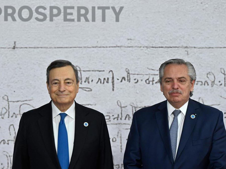  Mario Draghicon il Presidente argentino Alberto Fernandez (Photo by Alberto PIZZOLI / AFP)