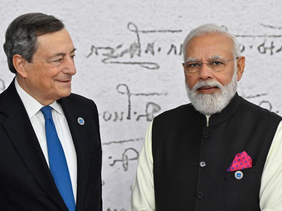  Mario Draghi con il Primo ministro indiano Narendra Modi  (Photo by Alberto PIZZOLI / AFP)
