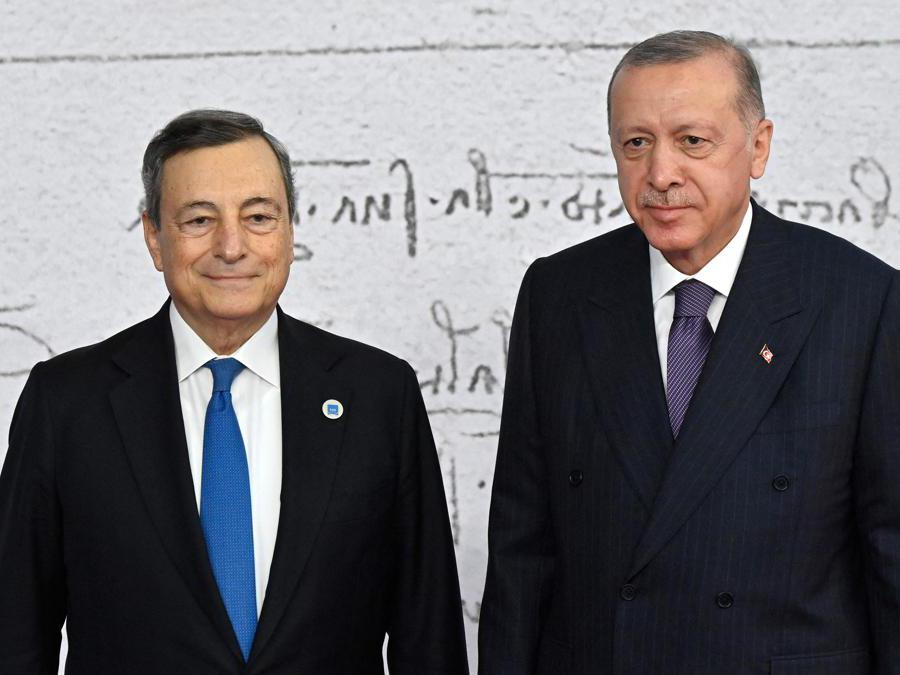  Mario Draghi con il presidente turco Recep Tayyip Erdogan (Photo by Alberto PIZZOLI / AFP)