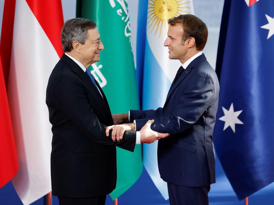 Mario Draghi con il Presidente francese Emmanuel Macron  REUTERS/Guglielmo Mangiapane