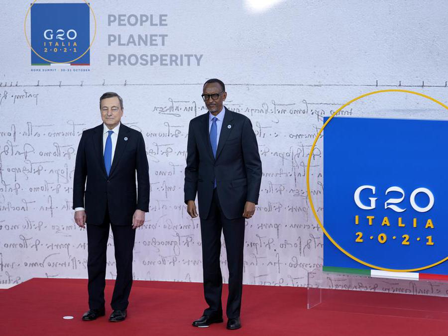 Il Presidente del Ruwanda  Paul Kagame con Mario Draghi (AP Photo/Domenico Stinellis)